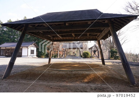 岡山県奈義町にある「滝神社」本社の里宮である「遙拝殿」：土俵 97019452