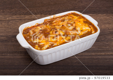 白い深皿に入ったミートソースのラザーニャ 97019533