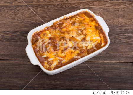 白い深皿に入ったミートソースのラザーニャ 97019538