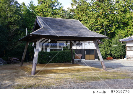 岡山県奈義町にある「滝神社」本社の里宮である「遙拝殿」:土俵 岡山県奈義町にある「滝神社」本社の里宮である「遙拝殿」:土俵 97019776
