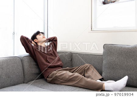 ソファーでダラダラする男性 ソファーでダラダラする男性 97019934