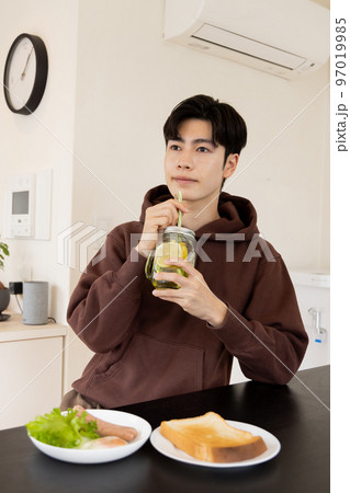 健康な朝食をとる男性 97019985