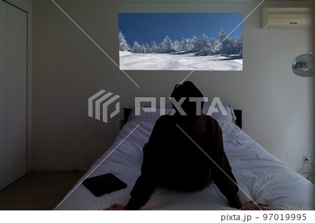 シアタールームでお家時間を楽しむ男性 97019995