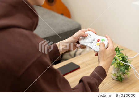 テレビゲームを楽しむ男性 97020000
