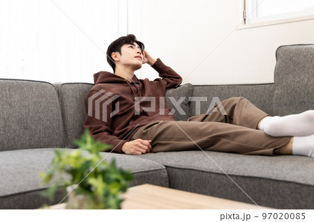ソファーでダラダラする男性 97020085