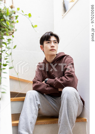 階段に座る男性 階段に座る男性 97020086