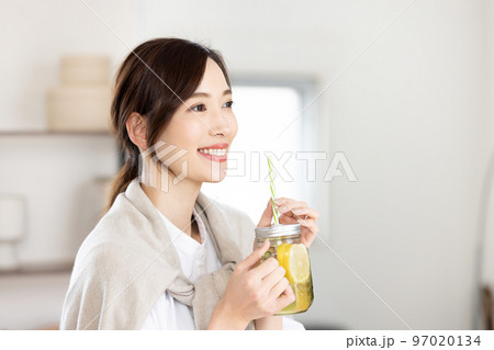 レモン水を飲む女性 97020134