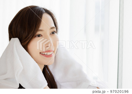 窓辺で髪を拭く女性 窓辺で髪を拭く女性 97020196