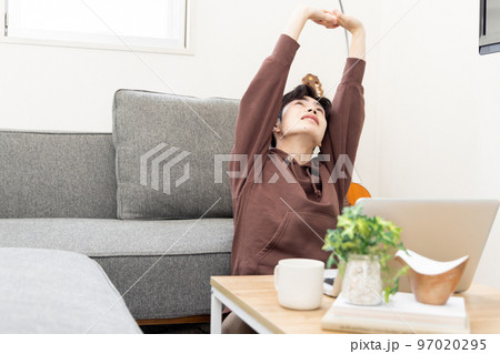 リモートワークに飽きた男性 リモートワークに飽きた男性 97020295