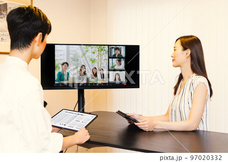 打合せ　ビジネスシーン　リモート会議 97020332