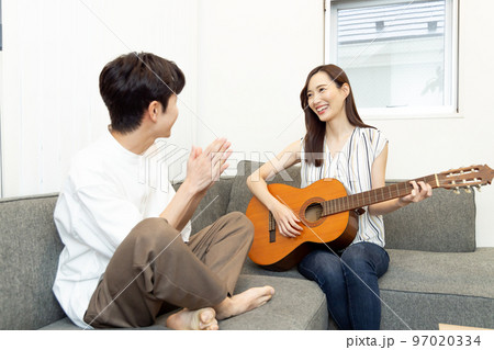 お家時間　ギターを楽しむカップル 97020334