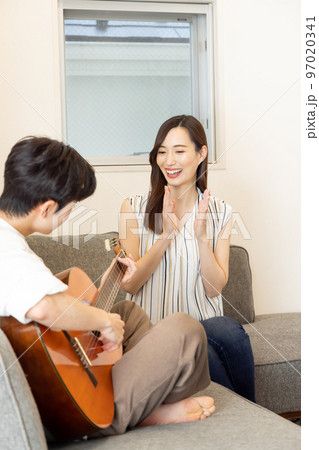 お家時間 ギターを楽しむカップルの写真素材 [97020341] - PIXTA
