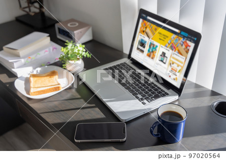 朝食 パン コーヒー ノートパソコン 朝食 パン コーヒー ノートパソコン 97020564