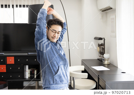 寝起きの男性 寝起きの男性 97020713