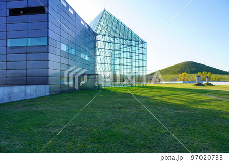 モエレ沼公園のガラスのピラミッドとモエレ山 97020733