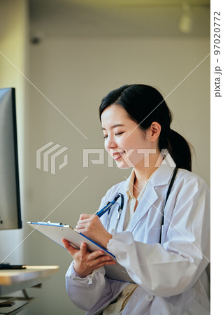 オンライン診療をする若い女性医師 97020772