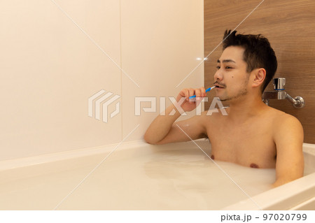 お風呂で歯磨きをする男性 97020799