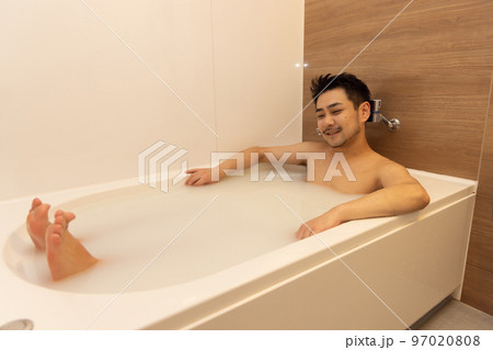 お風呂でリラックスする男性 お風呂でリラックスする男性 97020808