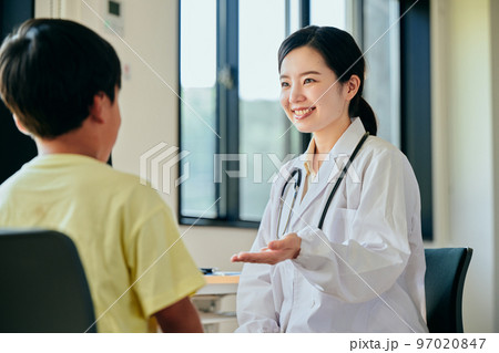 小学生の男の子を診察する若い女性医師 小学生の男の子を診察する若い女性医師 97020847