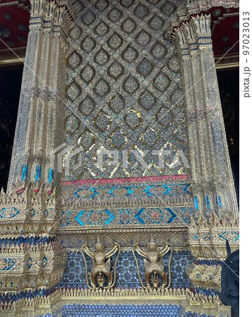 タイのお寺。ワットポーとワットプラケオ。大仏。 タイのお寺。ワットポーとワットプラケオ。大仏。 97023013