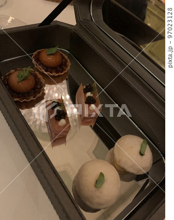 ミシュラン3つ星のコース料理。美味しい食べ物。インスタ映えするフード。 97023128