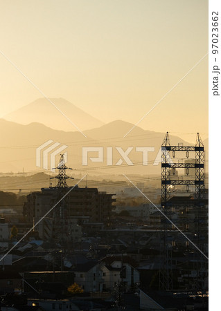 東京 遠くに富士山を望む 都市 東京 遠くに富士山を望む 都市 97023662