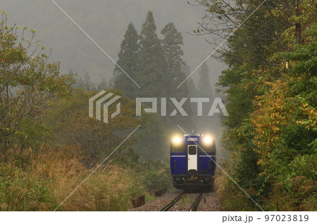 紅葉の只見線 紅葉の只見線 97023819