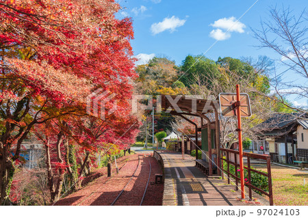 秋の名鉄三河線旧三河広瀬駅〈愛知県豊田市〉 97024103