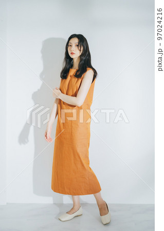 若い女性のファッションポートレート 97024216