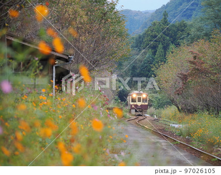 わたらせ瀬渓谷鉄道 上神梅駅の風景 わたらせ瀬渓谷鉄道 上神梅駅の風景 97026105