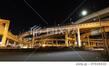 首都高速湾岸線と神奈川5号大黒線を連結する大黒ジャンクションの夜景 首都高速湾岸線と神奈川5号大黒線を連結する大黒ジャンクションの夜景 97026816