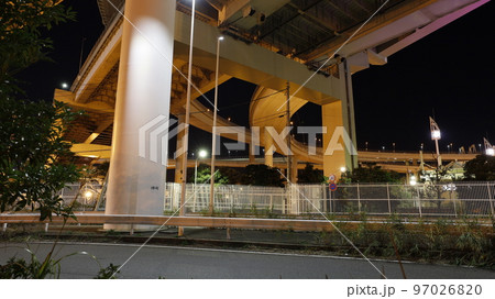 首都高速湾岸線と神奈川5号大黒線を連結する大黒ジャンクションの夜景 97026820