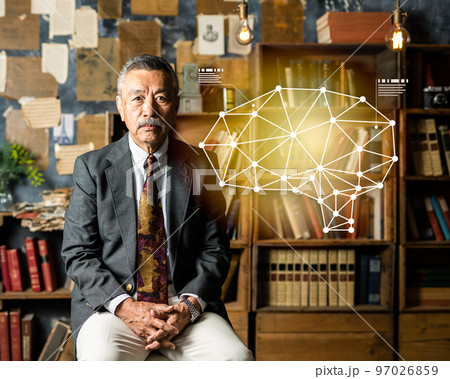 ホログラムとシニアの男性 ホログラムとシニアの男性 97026859