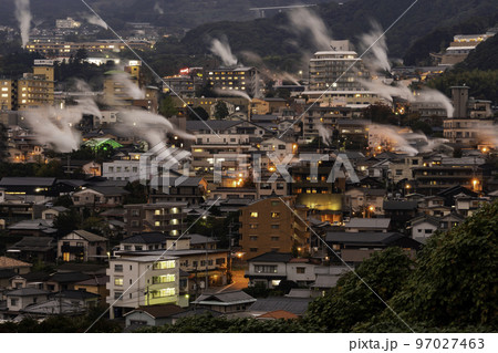 別府 湯けむり展望台からの夕暮れの鉄輪温泉 大分県別府市 別府 湯けむり展望台からの夕暮れの鉄輪温泉 大分県別府市 97027463