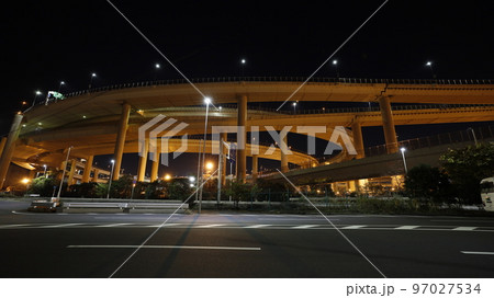 首都高速湾岸線と神奈川5号大黒線を連結する大黒ジャンクションの夜景 首都高速湾岸線と神奈川5号大黒線を連結する大黒ジャンクションの夜景 97027534