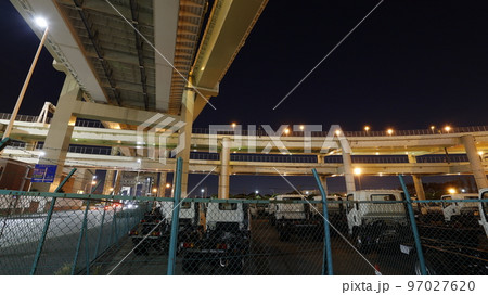 首都高速湾岸線と神奈川5号大黒線を連結する大黒ジャンクションの夜景、輸出を待つ多数の車両 首都高速湾岸線と神奈川5号大黒線を連結する大黒ジャンクションの夜景、輸出を待つ多数の車両 97027620