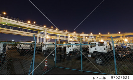 首都高速湾岸線と神奈川5号大黒線を連結する大黒ジャンクションの夜景、輸出を待つ多くの車両も 首都高速湾岸線と神奈川5号大黒線を連結する大黒ジャンクションの夜景、輸出を待つ多くの車両も 97027621