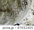 崖の道に付けられた安全確保用の鎖 97032405