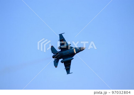 首都防空の要『百里基地』の上空を高機動飛行するF-2ジェット戦闘機 首都防空の要『百里基地』の上空を高機動飛行するF-2ジェット戦闘機 97032804