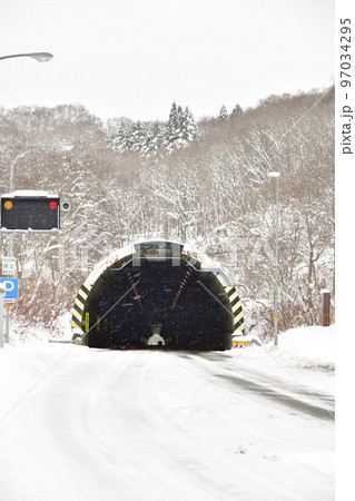 冬の北海道厚沢部町で中山トンネルの風景を撮影 冬の北海道厚沢部町で中山トンネルの風景を撮影 97034295