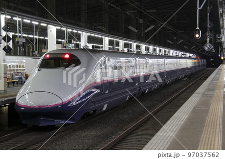 夜の新潟駅に停車中の上越新幹線E2系 夜の新潟駅に停車中の上越新幹線E2系 97037562