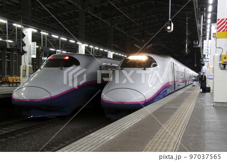 夜の新潟駅に停車中の上越新幹線E2系 97037565