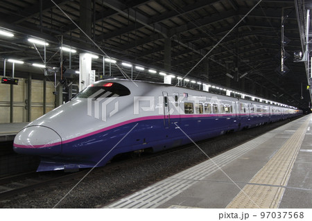 夜の新潟駅に停車中の上越新幹線E2系 夜の新潟駅に停車中の上越新幹線E2系 97037568