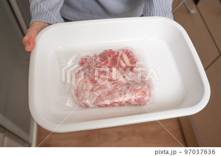 冷凍保存しているラム肉 97037636