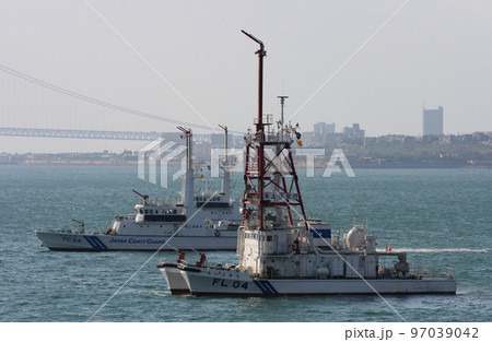海上保安庁の巡視船艇、FL04 「かいりゅう(退役)」と PC54「ぬのびき」 海上保安庁の巡視船艇、FL04 「かいりゅう(退役)」と PC54「ぬのびき」 97039042