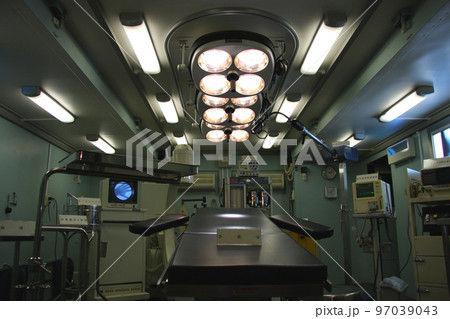 陸上自衛隊の野外手術システム（中央部ユニット）内部 97039043