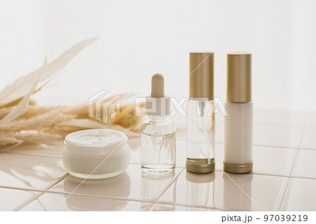 ナチュラルなスキンケア 基礎化粧品のイメージ素材 ナチュラルなスキンケア 基礎化粧品のイメージ素材 97039219