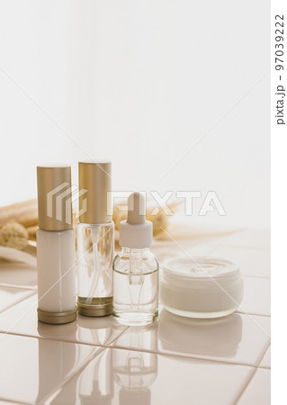 ナチュラルなスキンケア　基礎化粧品のイメージ素材 97039222