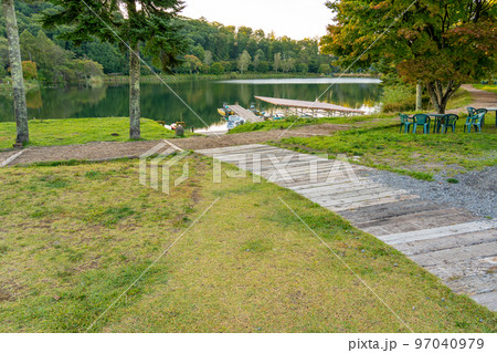 長野県茅野市 紅葉の始まった秋の蓼科湖の朝 長野県茅野市 紅葉の始まった秋の蓼科湖の朝 97040979