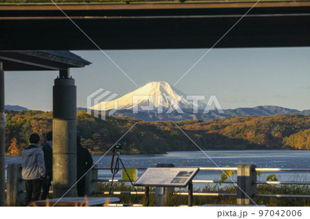 青空と紅葉の狭山湖北岸東屋から見る富士山 青空と紅葉の狭山湖北岸東屋から見る富士山 97042006